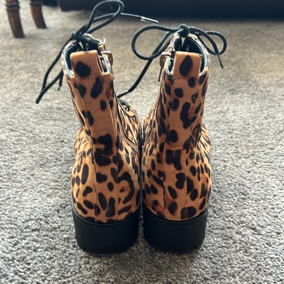 Women’s Leopard Print- Short boots
Charlotte Russe- Size 7- Brown & Black - Picture 5 of 7